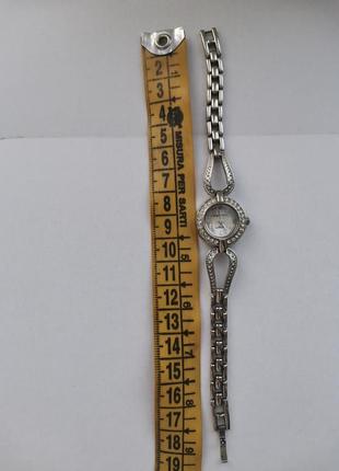 Шикарные часы серебристого цвета с камнями ralph klein5 фото