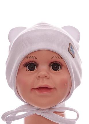 Шапка для мальчика на завязках в рубчик на трикотаже smile белая