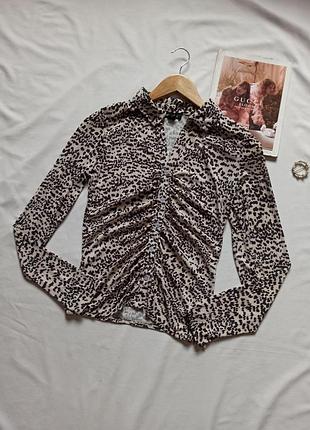 Лонгслів на гудзиках з драпіруванням у тваринний принт розмір м new look
