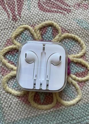 Проводные наушники apple earpods (оригинальный дизайн) в кейсе.