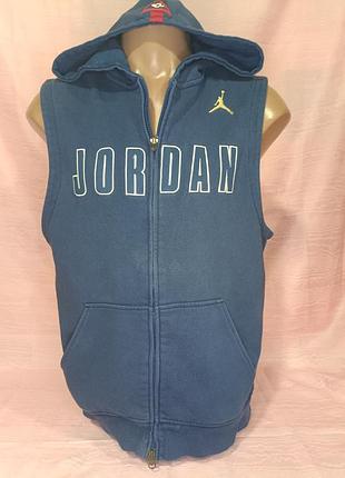 Мужской синий спортивный жилет-худи (безрукавка на молнии) от бренда jordan (nike jordan) с капюшоном и крупной надписью «jordan» на груди.