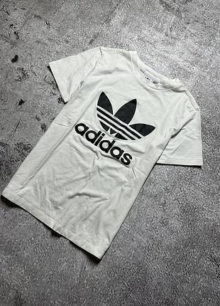 Жіноча футболка adidas