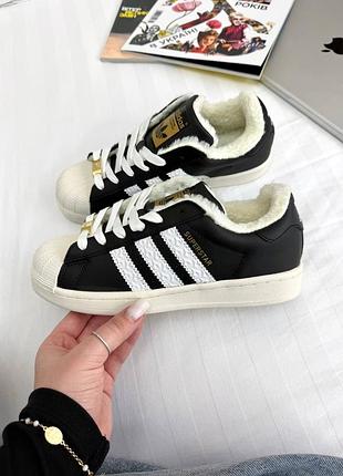 Зимние женские кроссовки adidas superstar winter fur black white адидас суперстар черного с белым цветами мех