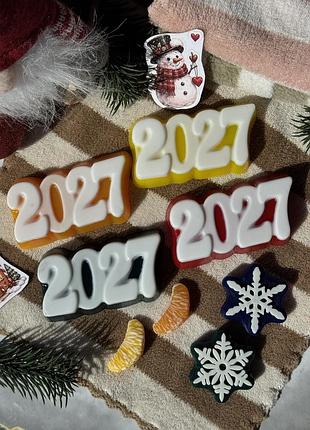 Новорічне мило ручної роботи "2027" (4 кольори на вибір) у пакетику зі стрічкою — сувенір клієнтам та колегам
