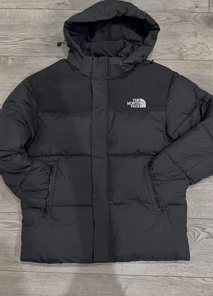 На фото — чорна дута куртка (пуховик) бренду the north face. основные характеристики:  * бренд: the north face (білий вишитий логотип на грудях лівору