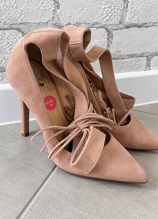 Продам нові замшеві туфлі vince camuto