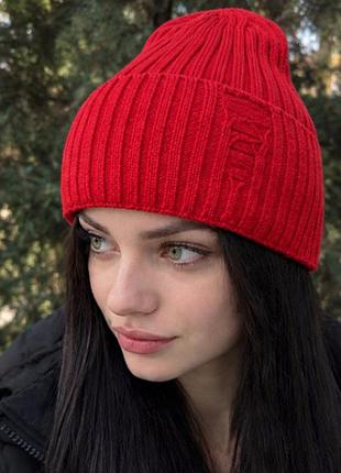 Женская вязаная шапка с отворотом на флисе, рваный эффект, красная