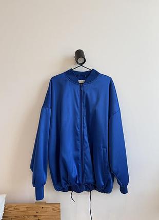 Бомбер атласний у кольорі електрик keepstyle