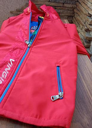 Яскрава демісезонна куртка-софтшелл (softshell) vingino