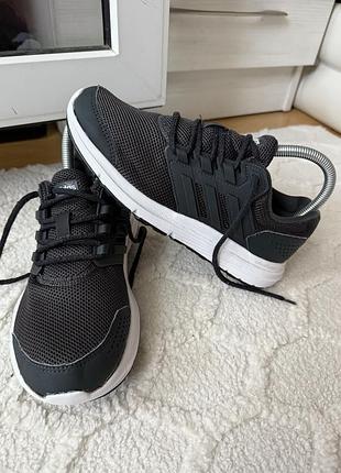 Чорні оригінальні кросівки adidas,