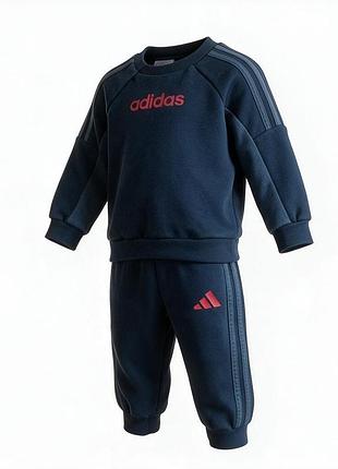 Детишки спортивный костюм adidas.