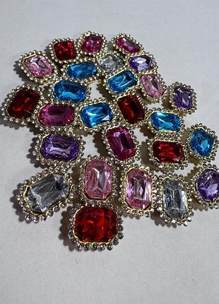 Стрази в цапах