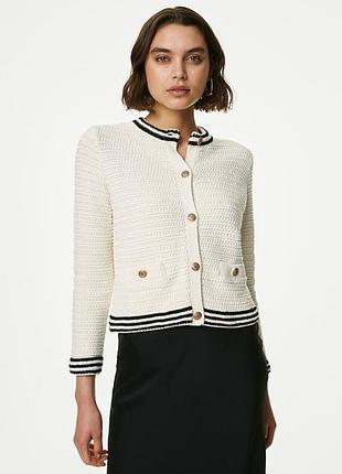 Кремовый текстурный женский кардиган marks &amp; spencer (cotton blend#ured crew neck cardigan) с черно-белой окантовкой и золотистыми пуговицами.