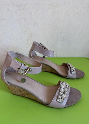 Шкіряні босоніжки next leather collection на танкетці зі стразами, р. 40 (устілка 26 см)