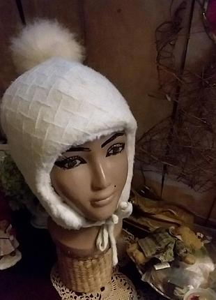 Теплая шапка из помпонон на завязках