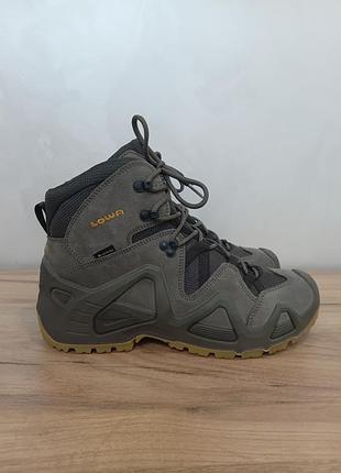 Трекінгові черевики lowa zephyr gtx mid reed op - на мембрамі gore-tex, не промокають
розмір 42 довжина устілки 27 см
стан нові