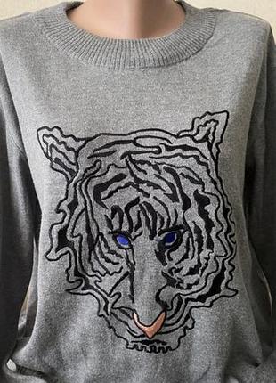 Стрильний сірий джемпер zara knit з вишивкою тигра, розмір m (бавовна/акрил