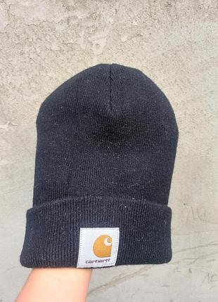 Вязаная шапка-бини с отворотом и фирменным квадратным патчем бренда carhartt.