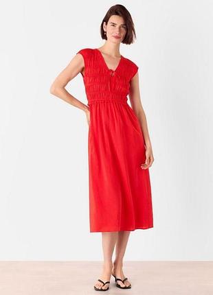 Красное миди платье с драпированным лифом бренда whistles (модель shirred bodice v-neck dress / petite shirred bodice midi dress)