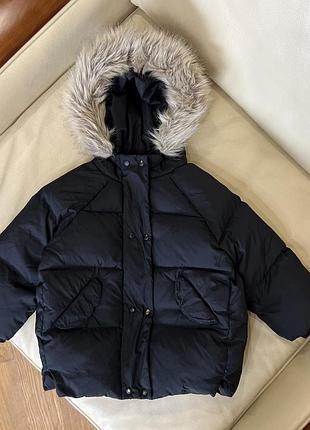 Zara пуховик чорний з капюшоном на мєху1 1.5-2 роки ріст 92 стан ідеальний, мєх відстібається, загальний стан ідеальний; нюанс кнопки підтерті та на