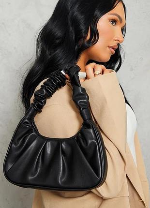 Чорна сумка багет з жаткою prettylittlething
