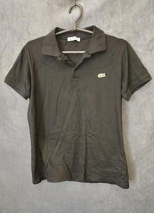 Черная футболка поло с логотипом lacoste.