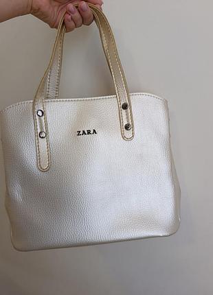 Сумка перламутрово-серебристого цвета с надписью zara из искусственной кожи (эко кожи) с тремя отделениями