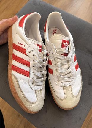 Кросівки унісекс adidas samba білі з червоними смужками