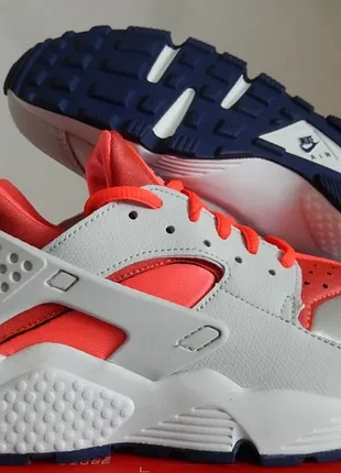 Женские кроссовки nike air huarache run в расцветке pure platinum / bright crimson