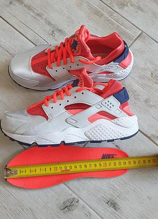 Женские кроссовки nike air huarache run в расцветке pure platinum / bright crimson