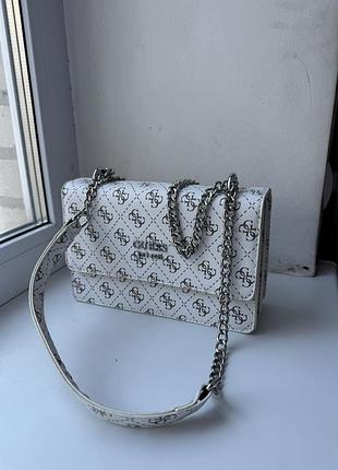 Сумка для жінок guess біла з монограмою