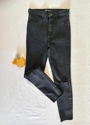 Стильные черные джинсы скинни / слим zara с высокой посадкой и разрезами на коленях (размер m / eur 38)
