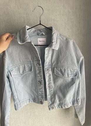 Куртка жіноча bershka джинсова коротка блакитна xs