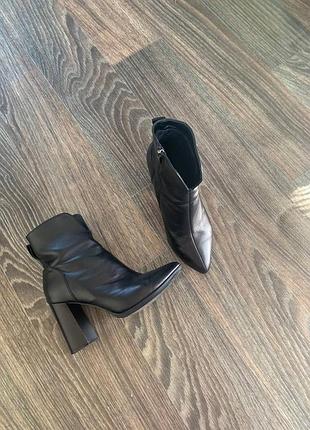 Жіночі ботильйони modern fashion чорні, розмір 39, довжина устілки 24.5 см, шкіра