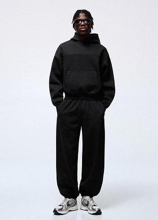 Bershka спортивний костюм, в чорному кольорі, вільний крій. утеплений флісом.