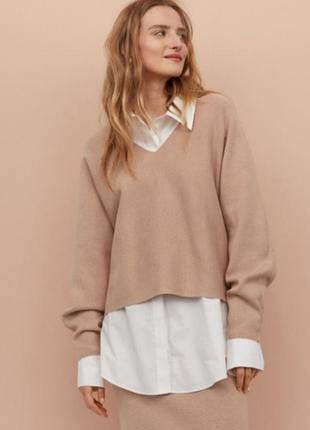 Бежевый свитер с глубоким v-образным из премиальных линеек бренда h&m.