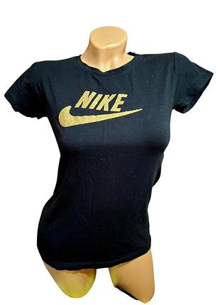 Черная футболка nike с золотистым логотипом (классическая текстовая надпись бренда со знаменитой галочкой-сушем), размер s