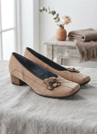 Замшеві туфлі hush puppies на підборах з квітковим декором, розмір 8 (41)