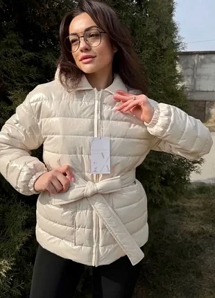 Стильная женская куртка молочного цвета
