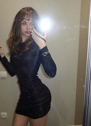 Блискуча сукня