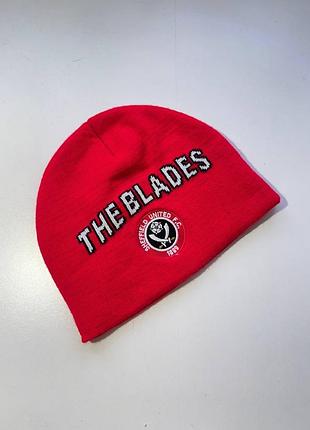 Шапка  червона  the blades