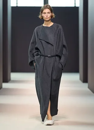 Пальто капсульной коллекции cos atelier