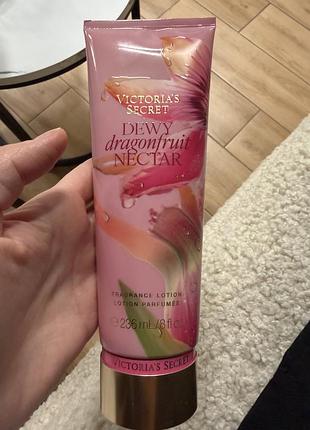 Крем для тіла victoria's secret dewy dragonfruit nectar парфумований лосьйон для тіла 236 мл