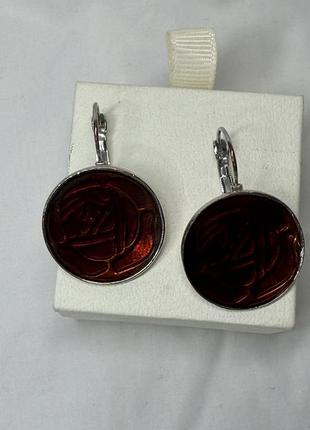 Элегантные женские серьги круглые формы с глубоким красно-бордовым рисунком в виде розы. украшение выполнено в винтажном стиле, смотрится очень бла