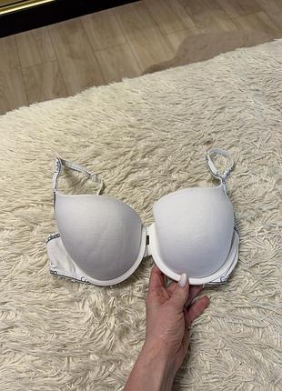 Базовый женский бюстгальтер от бренда calvin klein лифчик