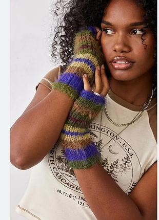 Пушистые вязаные митенки urban outfitters в полоску