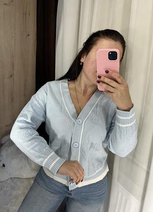 Блакитний кардиган та джинси