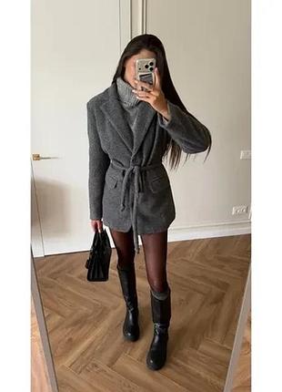 Пальто- піджак. прямого крою з паском . тканина кашемір букле.