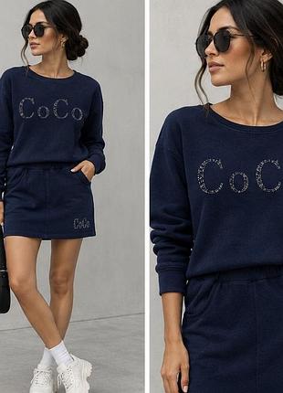 Женский стильный трикотажный костюм-двойка coco со стразами (свитшот + мини-юбка), темно-синий