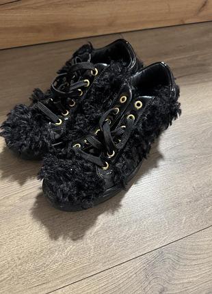 Кросівки жіночі moschino чорні з хутром